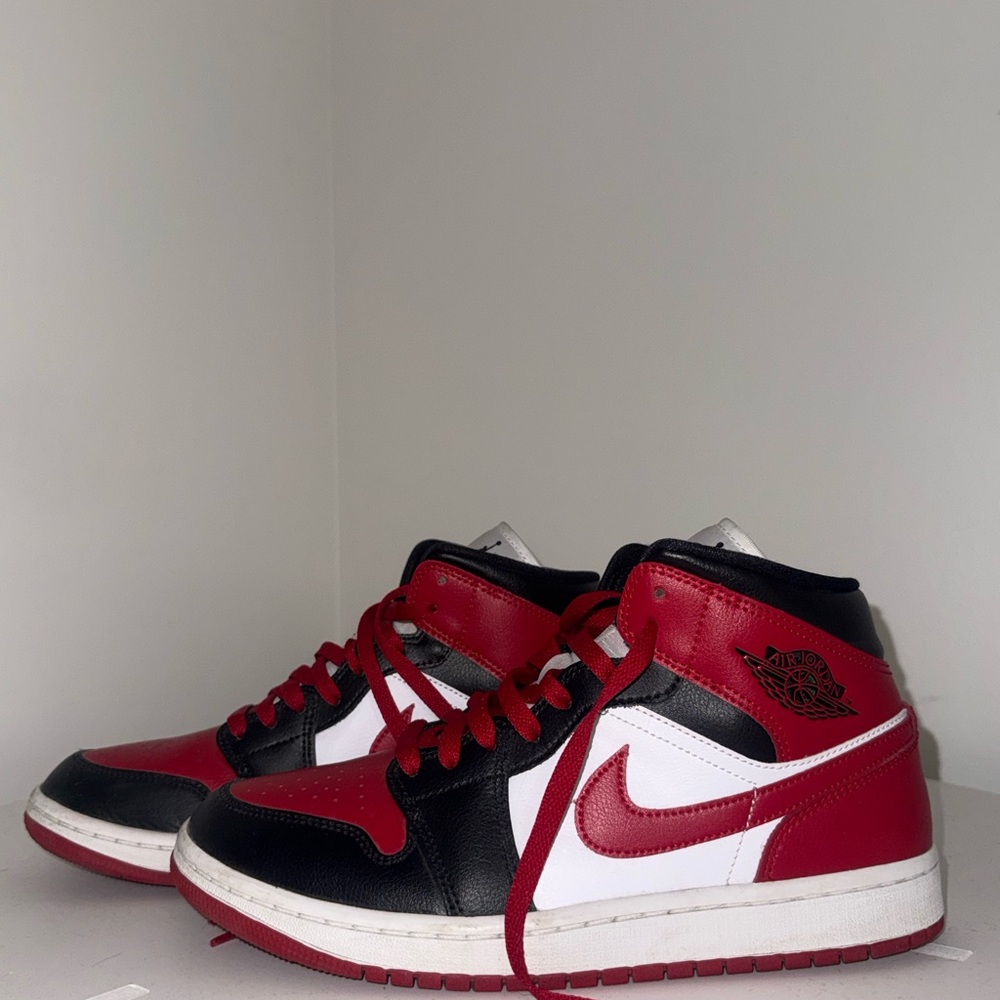 Black and red Jordan 1 Mids size 8.5W